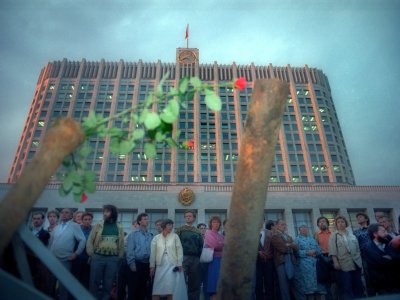 Цветы в дулах танков: воспоминания защитников Белого дома